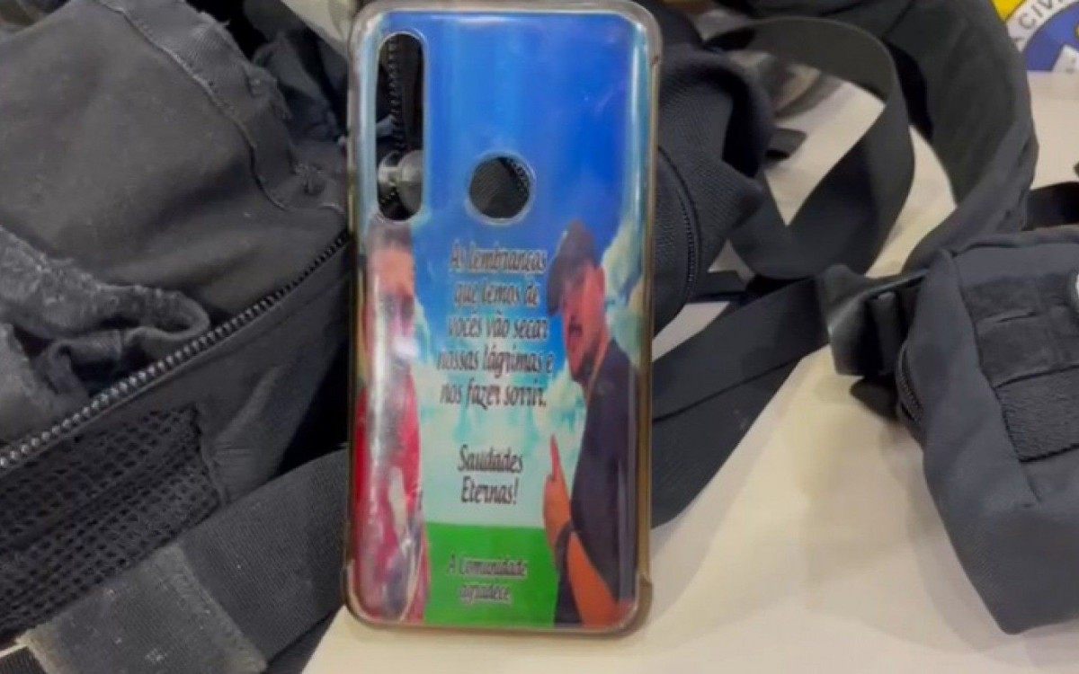 Capa de celular encontrada com criminoso homenageia milicionos mortos