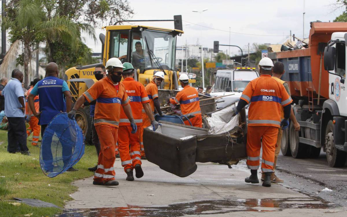 Policia - Operaçao foi realizada pela 21ªDP (Bonsucesso), nesta terça-feira, em conjunto com a Policia Militar e com a Prefeitura do Rio. Durante as investigaçoes, policiais constataram que a atividade era explorada pelo trafico de drogas da regiao. Alem disso, os estabelecimentos utilizavam agua e energia furtadas. Moradores da comunidade do Mandela colocaram fogo em destroços, na Rua Leopoldo Bulhoes, na Zona Norte do Rio, apos a megaoperaçao que destruiu os lava-jatos clandestinos da regiao. - Reginaldo Pimenta / Agencia O Dia