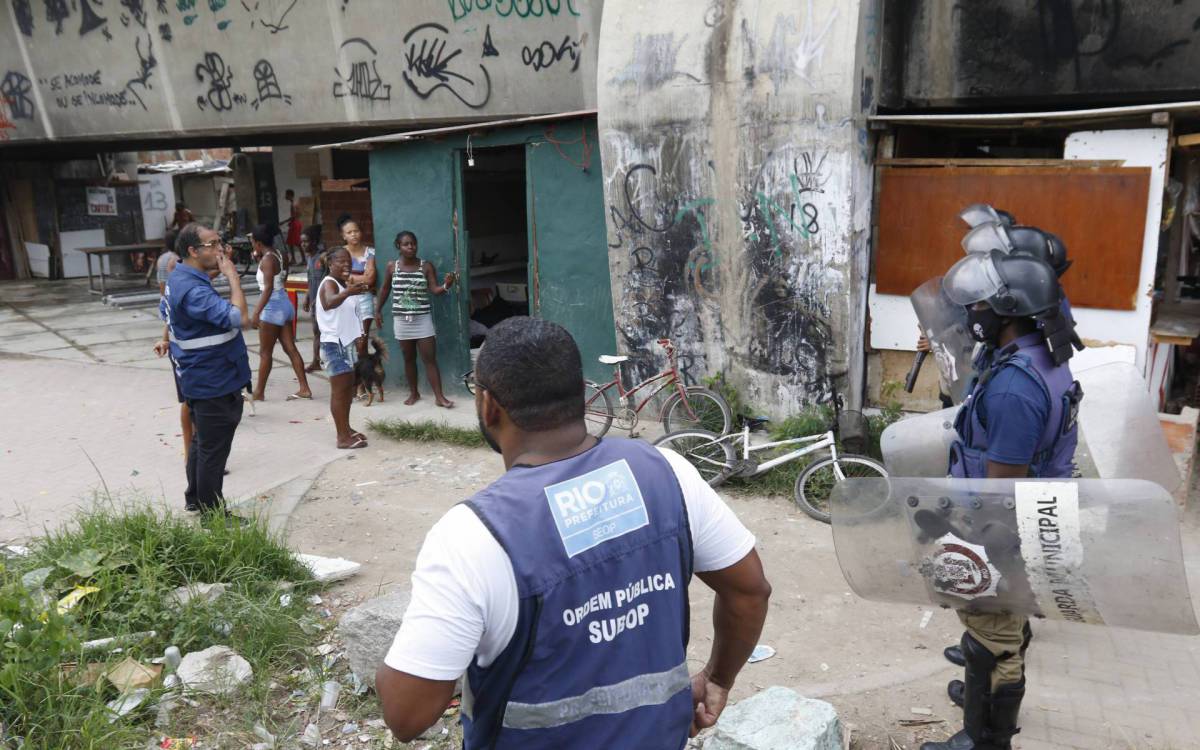 Policia - Operaçao foi realizada pela 21ªDP (Bonsucesso), nesta terça-feira, em conjunto com a Policia Militar e com a Prefeitura do Rio. Durante as investigaçoes, policiais constataram que a atividade era explorada pelo trafico de drogas da regiao. Alem disso, os estabelecimentos utilizavam agua e energia furtadas. Moradores da comunidade do Mandela colocaram fogo em destroços, na Rua Leopoldo Bulhoes, na Zona Norte do Rio, apos a megaoperaçao que destruiu os lava-jatos clandestinos da regiao. - Reginaldo Pimenta / Agencia O Dia