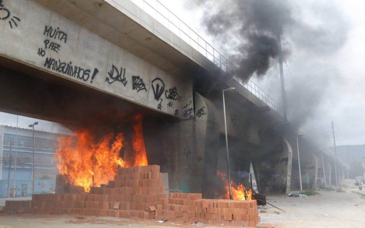 Tapumes de madeiras foram incendiadas - Reginaldo Pimenta / Agência O Dia