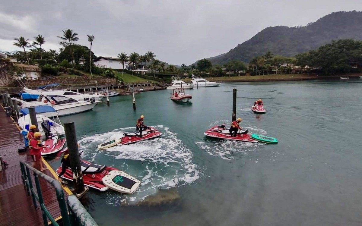 Sexto dia de buscas por tripulantes de bimotor que caiu na regi&atilde;o de Paraty