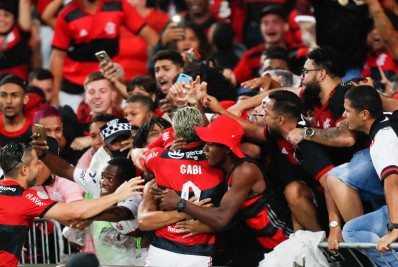 Nos braços da torcida, Flamengo vence o Ceará após vice na Liberta e adia título do Atlético-MG