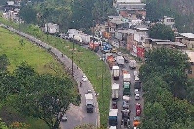 Acidente grave interdita o trânsito na Via Dutra 