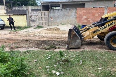 PM realiza retirada de barricadas no Complexo do Salgueiro