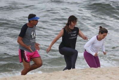 Giovanna Antonelli sua a camisa para manter corpão em treino na praia