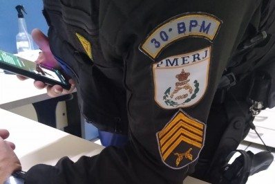 Homem é preso com arma após ameaçar companheira em Teresópolis