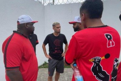 Membros de organizada do Flamengo cobram Andreas Pereira no Ninho do Urubu