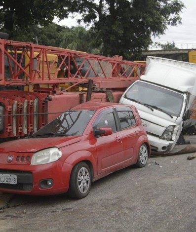 Acidente com caminhão guindaste interditou trânsito na Via Dutra, no Trevo das Margaridas