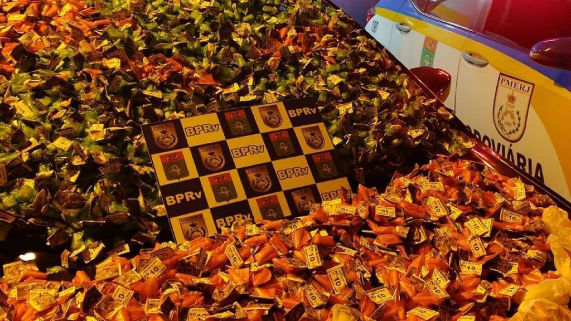 Cerca de 3 mil pinos de cocaína foram apreendidos no porta malas do veículo, durante operação realizada na madrugada desta terça-feira (30) - Letycia Rocha (RC24h)