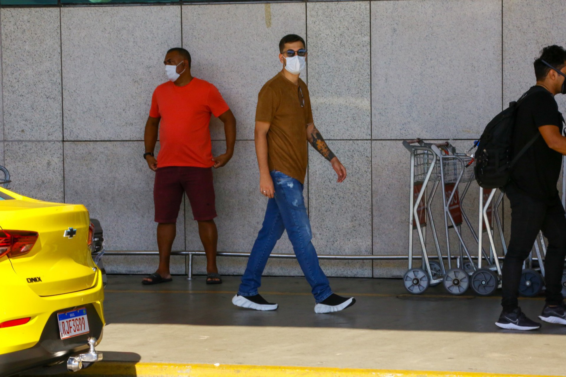 Irmão de Marília Mendonça, o cantor João Gustavo desembarcou com sua equipe no aeroporto Santos Dumont no Rio de Janeiro - Ag.news