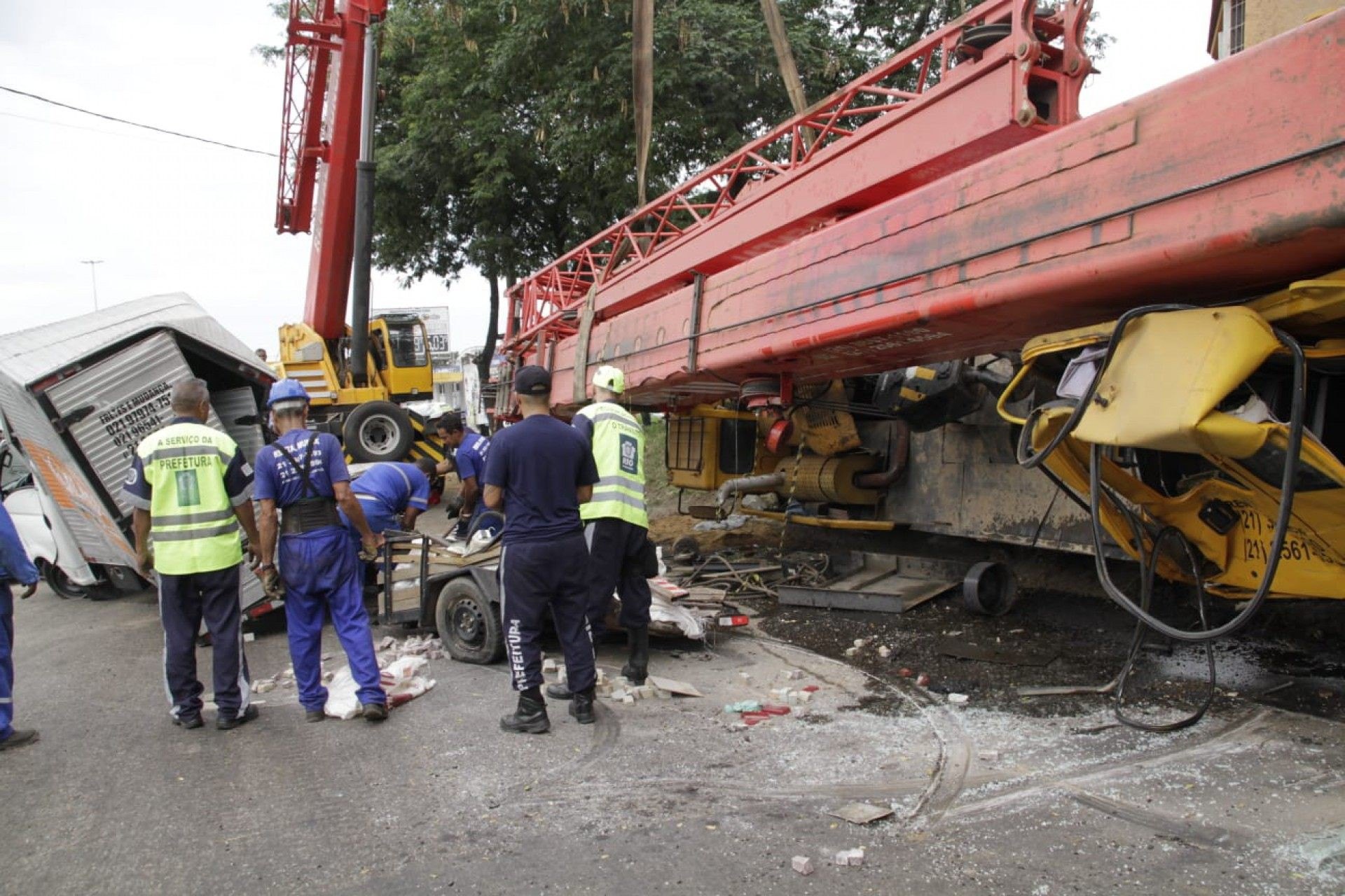 Acidente com caminhão guindaste interditou trânsito na Via Dutra, no Trevo das Margaridas - Marcos Porto / Agência O Dia