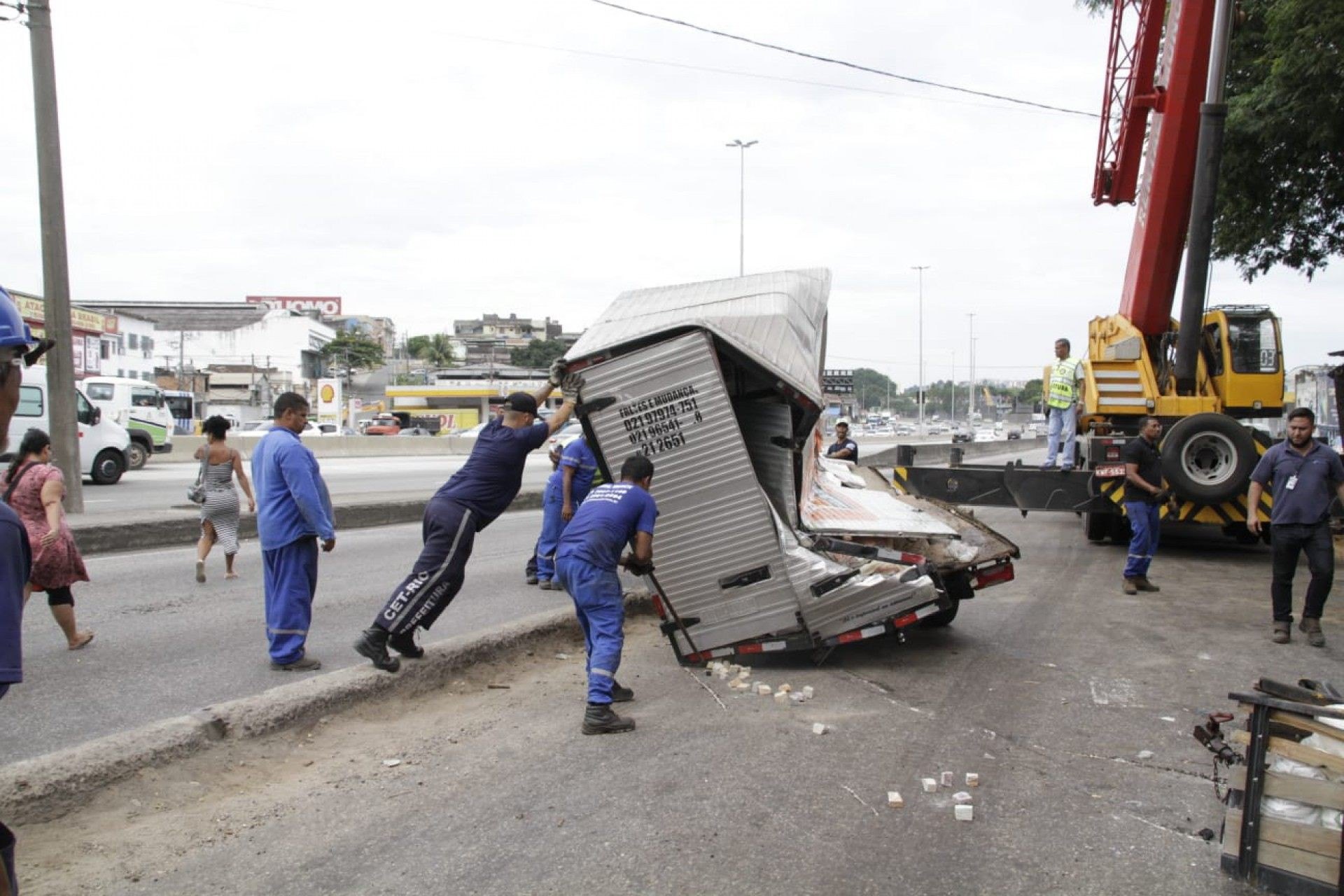 Acidente com caminhão guindaste interditou trânsito na Via Dutra, no Trevo das Margaridas - Marcos Porto / Agência O Dia