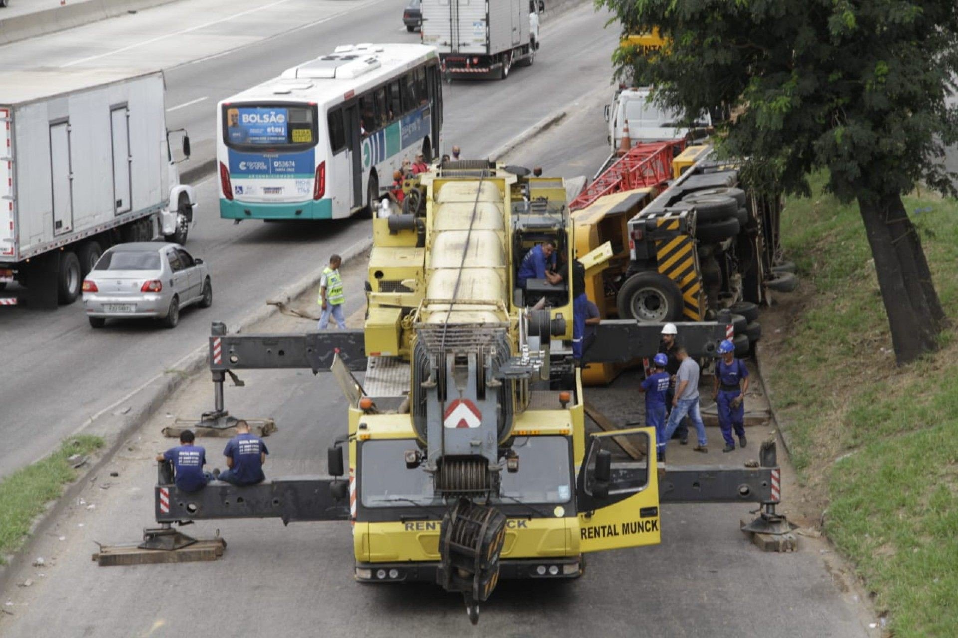 Acidente com caminhão guindaste interditou trânsito na Via Dutra, no Trevo das Margaridas - Marcos Porto / Agência O Dia