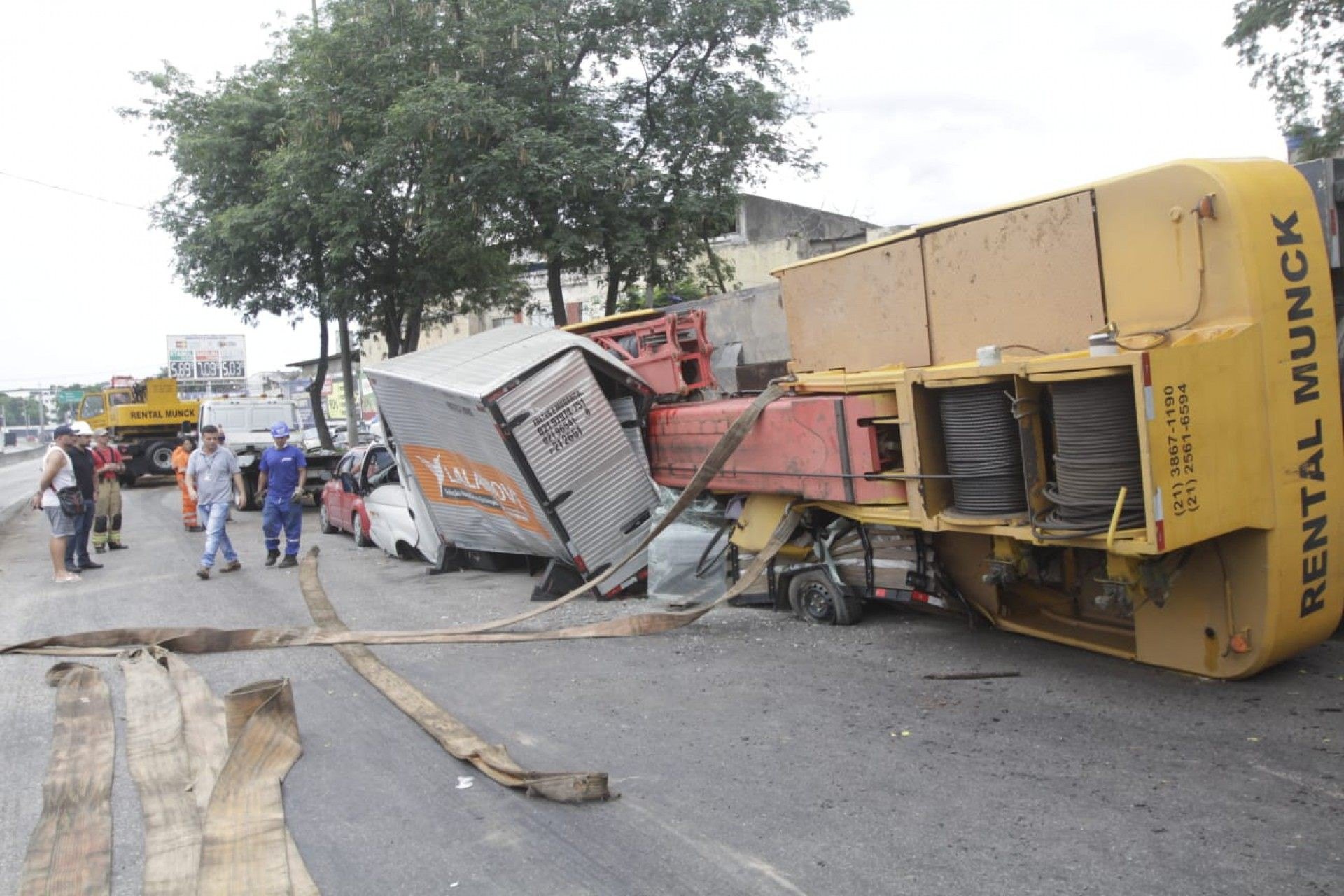Acidente com caminhão guindaste interditou trânsito na Via Dutra, no Trevo das Margaridas - Marcos Porto / Agência O Dia