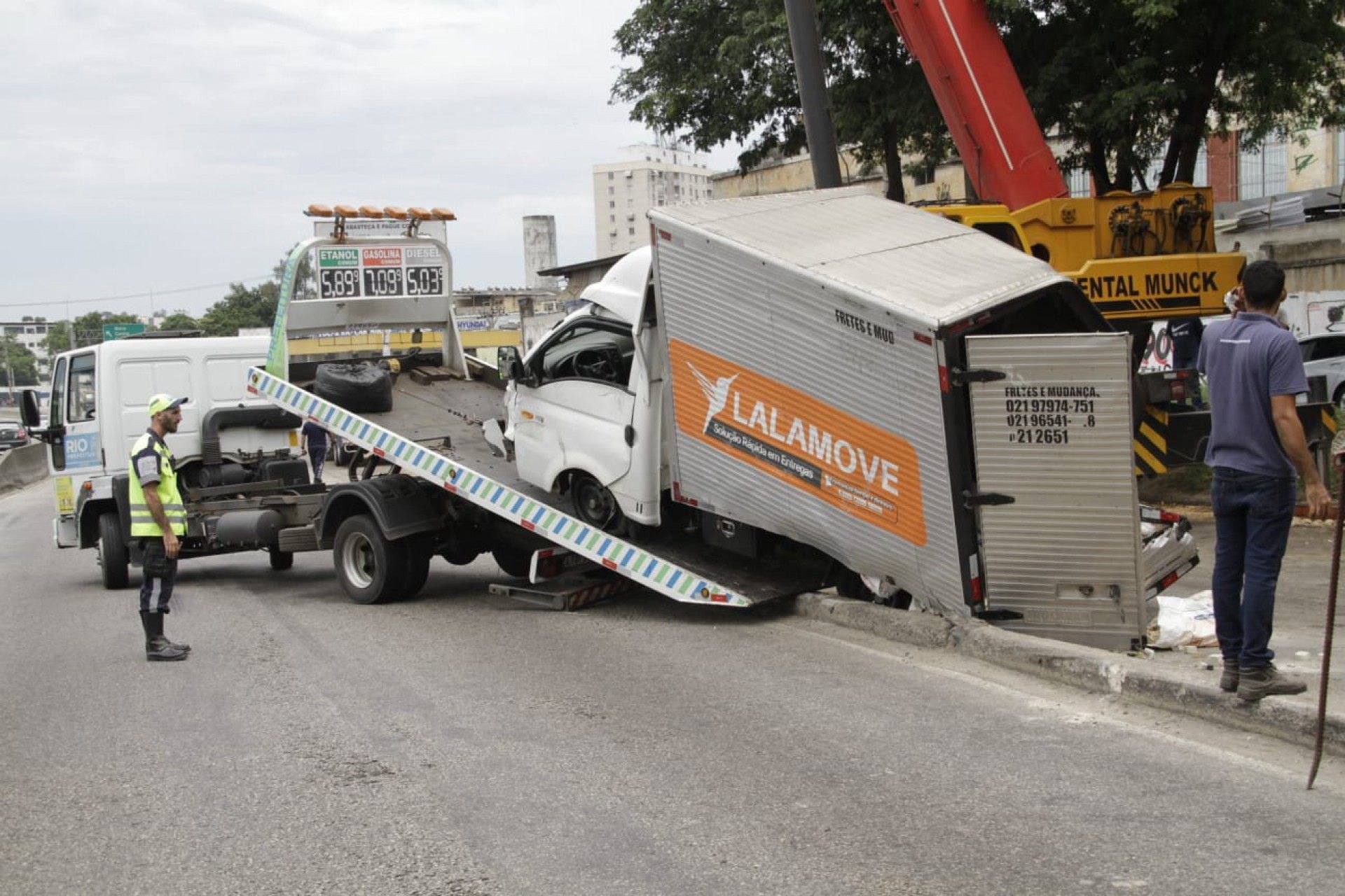 Acidente com caminhão guindaste interditou trânsito na Via Dutra, no Trevo das Margaridas - Marcos Porto / Agência O Dia