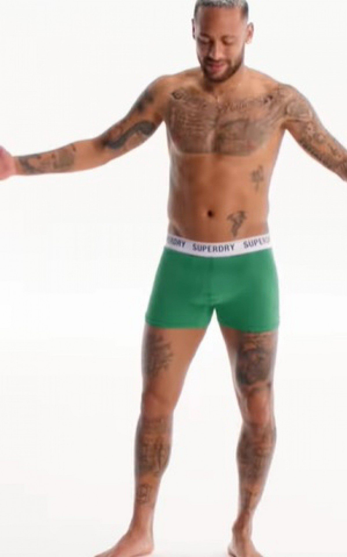 neymar surge só de cueca ao lado de modelo mineira e faz temperatura