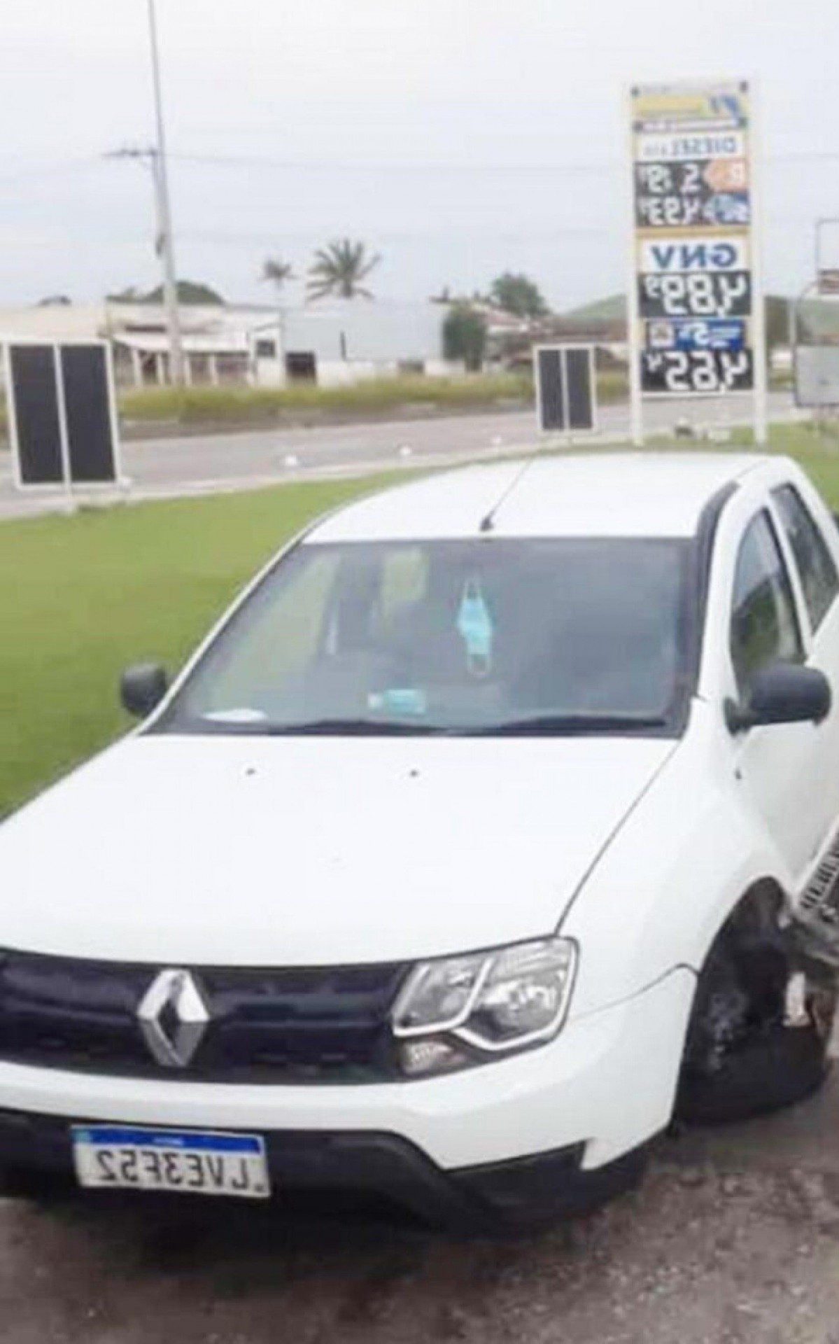 A roda dianteira do carro oficial ficou detonada ap&oacute;s cair no buraco, mas prefeito protesta: "Esse buraco n&atilde;o &eacute; meu", disse ele em tom de brincadeira 