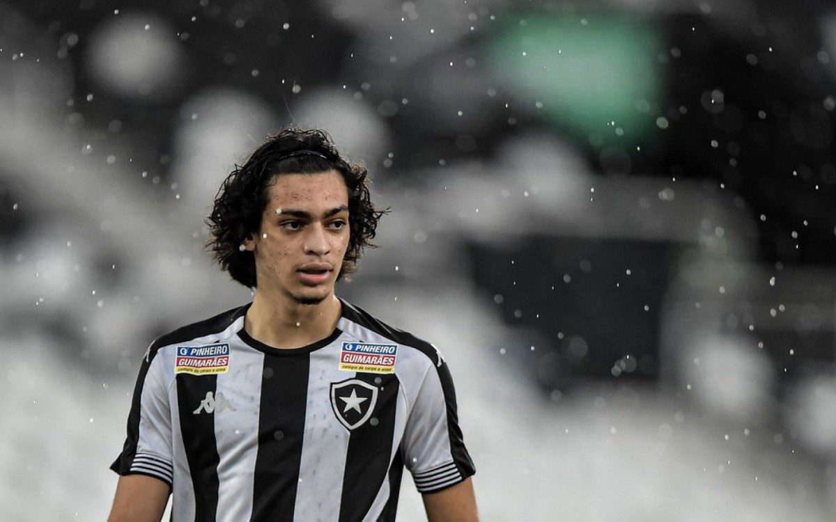 Enderson projeta mais minutos para destaque da base do Botafogo: 'Precisa ser uma referência'
 - Foto: Vitor Silva/Botafogo