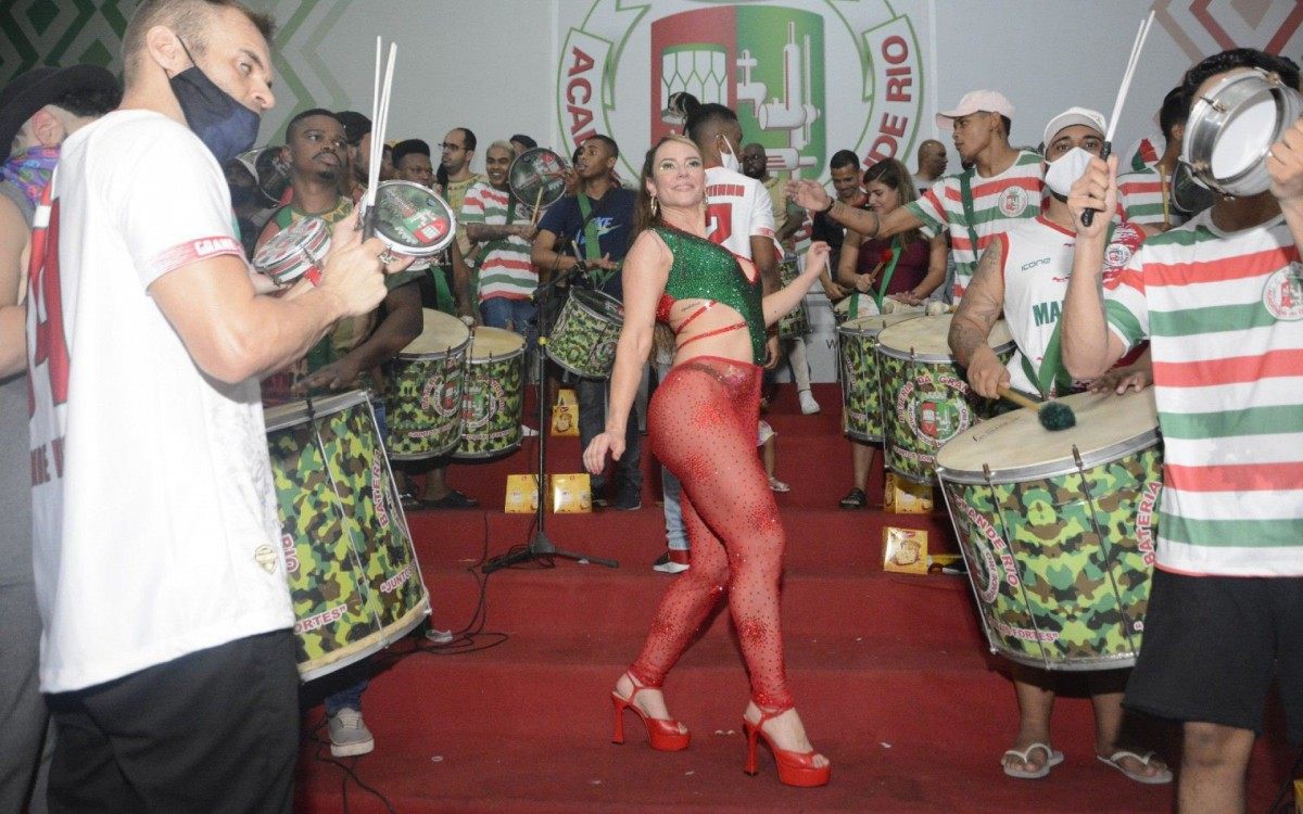 Paolla Oliveira brilha em ensaio na quadra da escola de samba Acadêmicos do Grande Rio, na noite desta terça-feira