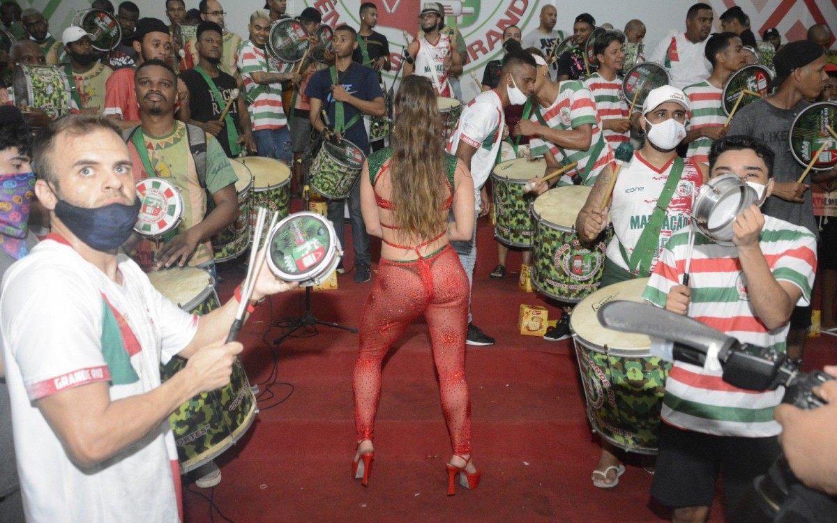 Paolla Oliveira brilha em ensaio na quadra da escola de samba Acadêmicos do Grande Rio, na noite desta terça-feira