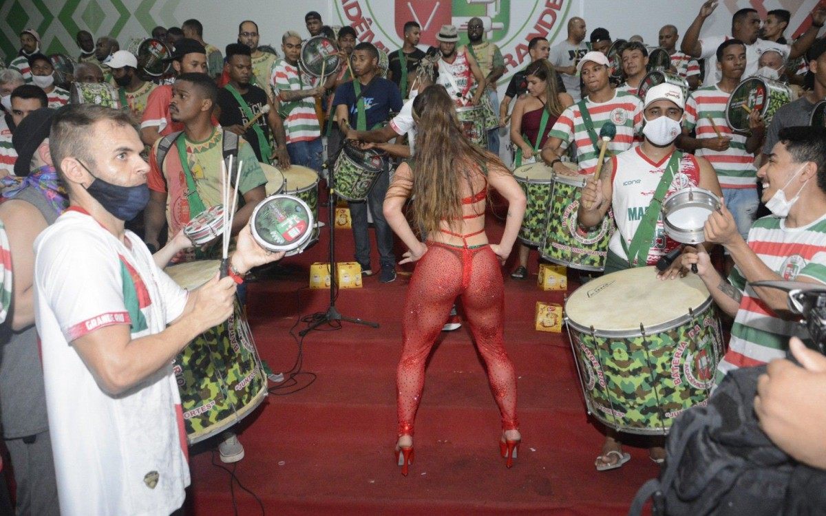 Paolla Oliveira brilha em ensaio na quadra da escola de samba Acadêmicos do Grande Rio, na noite desta terça-feira