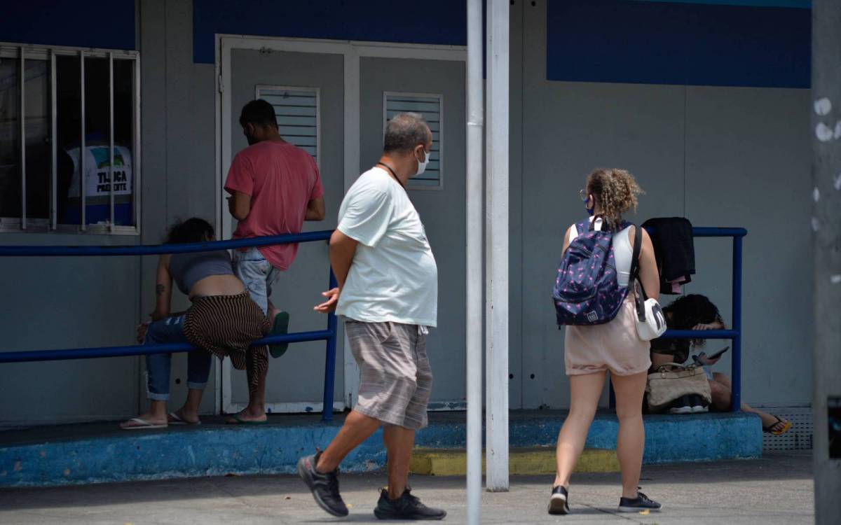 Rio de Janeiro - 01/12/2021 -  RIO DE JANEIRO - GRIPE - Upa da praça Saens Penna com demora no atendimento   na Zona Norte do Rio    Foto : Fabio Costa/ Agencia O Dia - Fabio Costa/Agencia O Dia