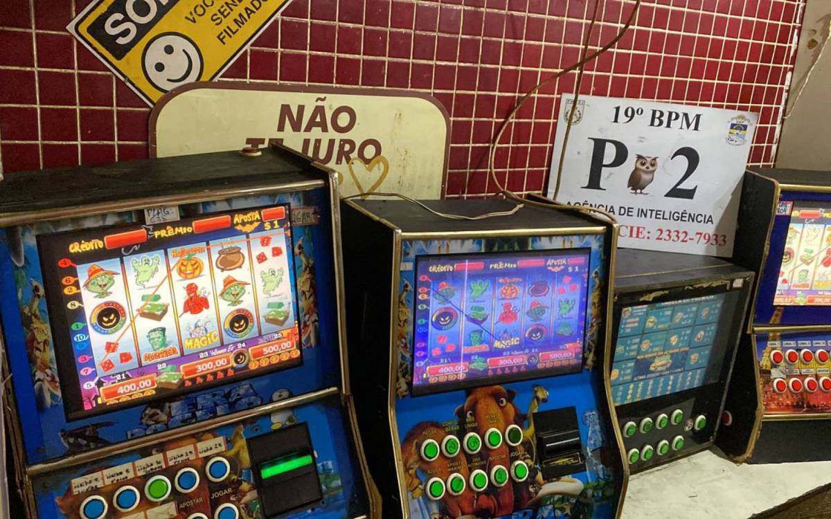 Opera&ccedil;&atilde;o da PM resulta na apreens&atilde;o de 69 m&aacute;quinas ca&ccedil;a-n&iacute;queis e na deten&ccedil;&atilde;o de 10 pessoas nesta quarta-feira (01)