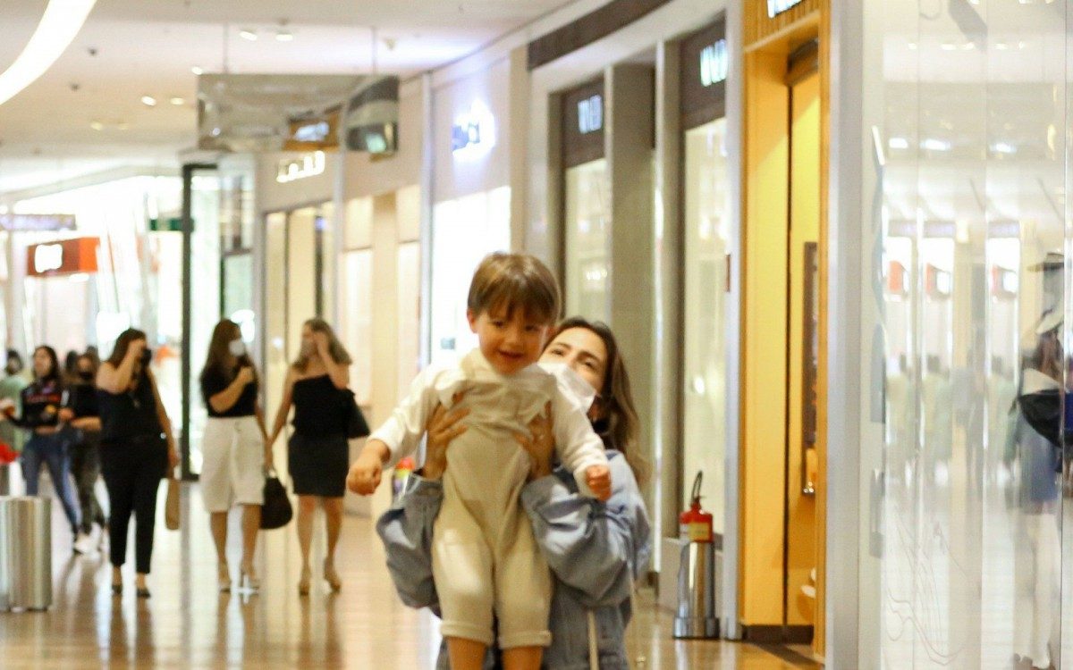 Gabi Brandt e Saulo Poncio passeiam por shopping com o filho Davi Zona Oeste - Rio de Janeiro 