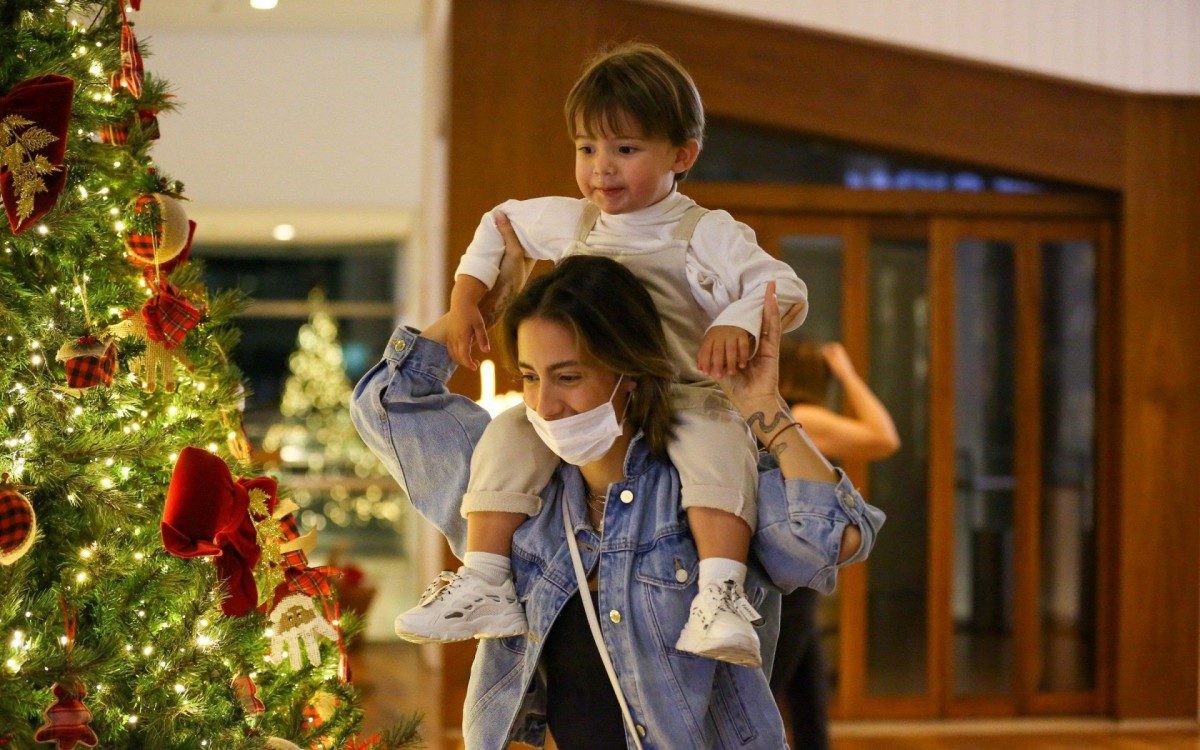 Gabi Brandt e Saulo Poncio passeiam por shopping com o filho Davi Zona Oeste - Rio de Janeiro 