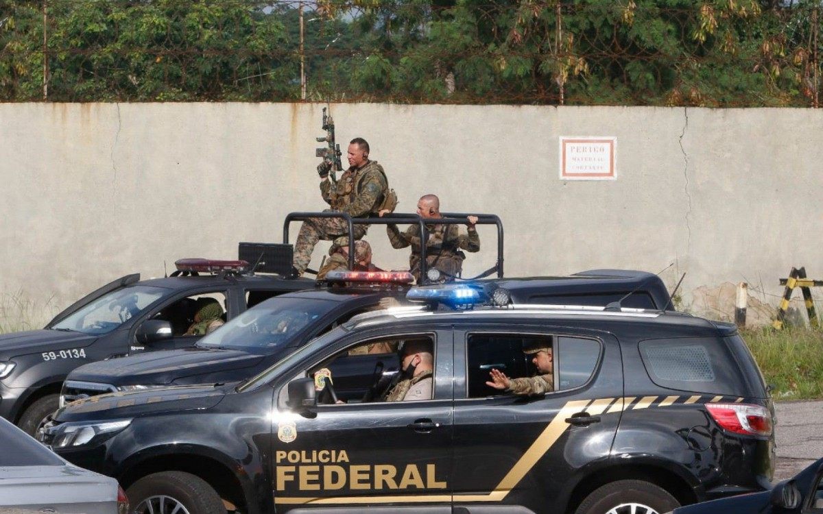 Policiais do Bope e agentes da Pol&iacute;cia Federal fazem opera&ccedil;&atilde;o no Complexo da Mar&eacute;. Linha Amarela chegou a fechar durante tiroteio