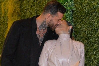 Cleo beija muito em lançamento de single com Karol Conká e Azzy