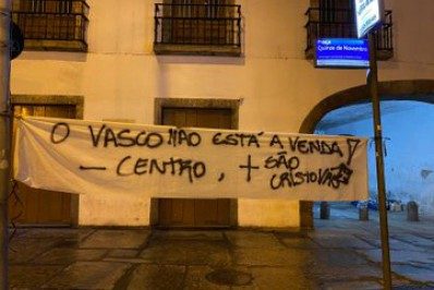 Torcida protesta com faixas em São Januário: 'O Vasco não está a venda'; veja fotos