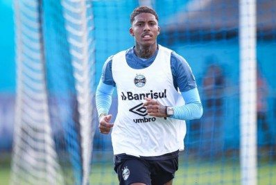 Monitorado pelo Fluminense, futuro de jogador do Grêmio é adiado para esta semana