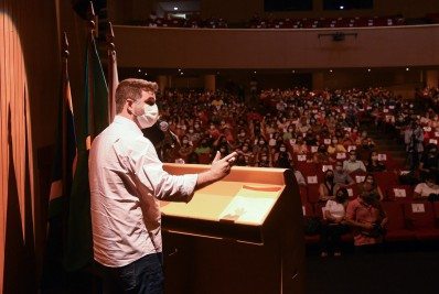 Prefeito de Campos anuncia antecipação do salário do mês de dezembro para os funcionários da Educação