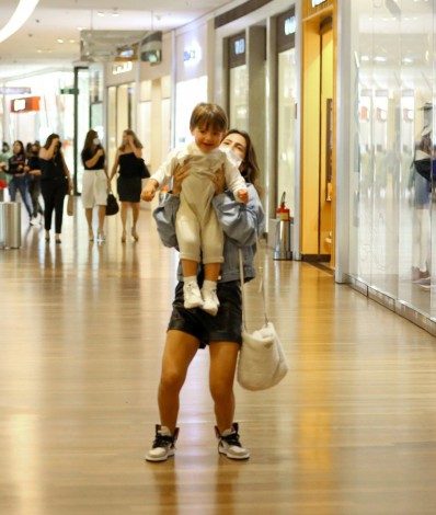 Gabi Brandt e Saulo Poncio passeiam por shopping com o filho Davi Zona Oeste - Rio de Janeiro  - Ag.news