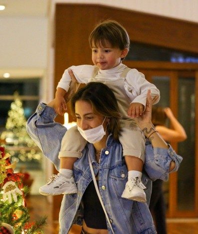 Gabi Brandt e Saulo Poncio passeiam por shopping com o filho Davi Zona Oeste - Rio de Janeiro  - Ag.news