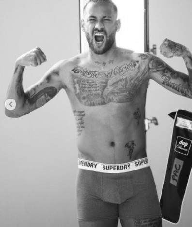 Neymar aparece só de cueca em ação de patrocinadora - Reprodução