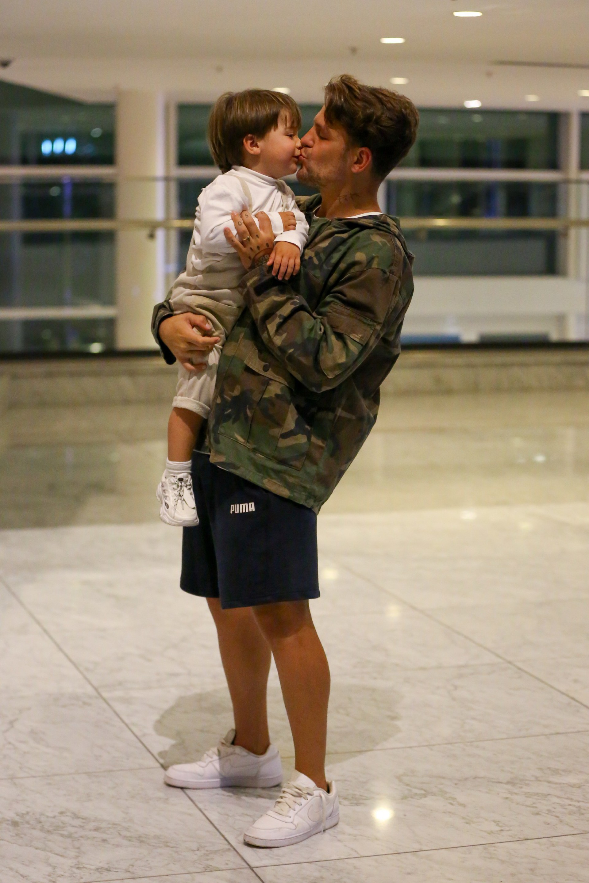 Gabi Brandt e Saulo Poncio passeiam por shopping com o filho Davi Zona Oeste - Rio de Janeiro  - Ag.news