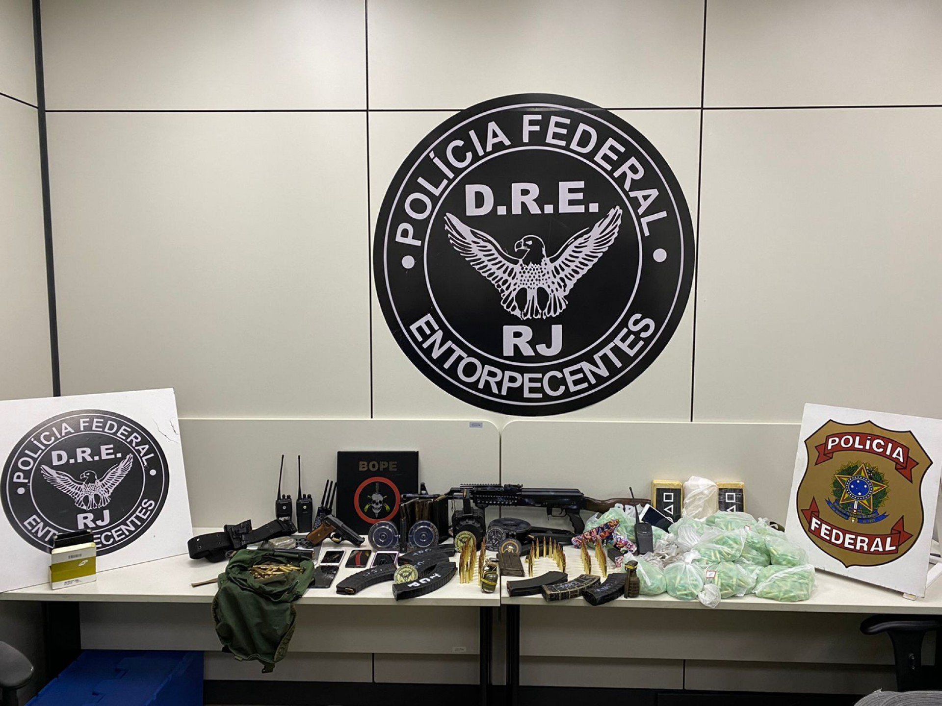 Polícia Federal apreendeu armas, drogas e munição em ação no Complexo da Maré - DIVULGAÇÃO
