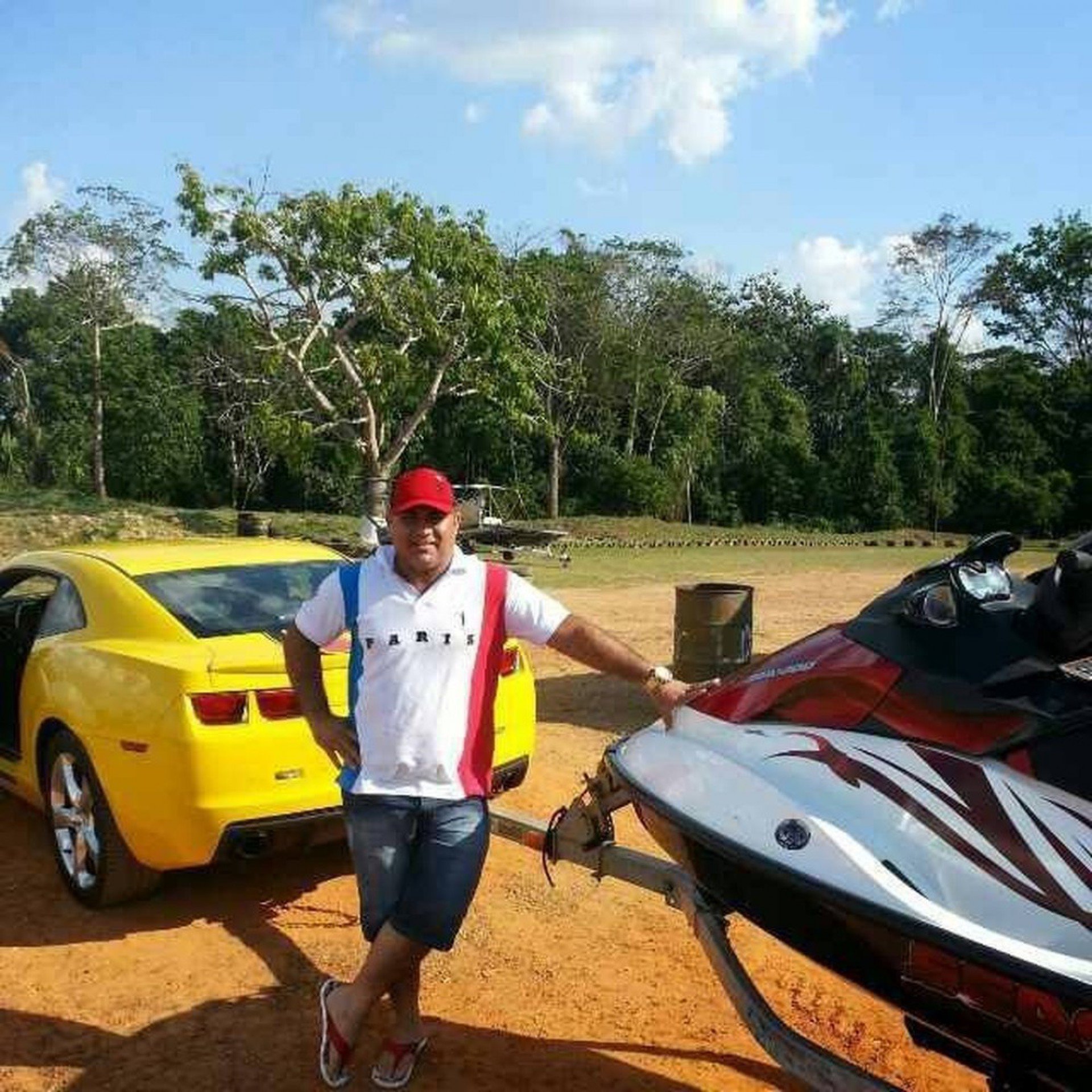 Adayldo de Freitas Ferreira tinha vida de luxo no Acre e no Rio. Na foto, ele posa com uma motoaquática e um carro importado - DIVULGAÇÃO/PF