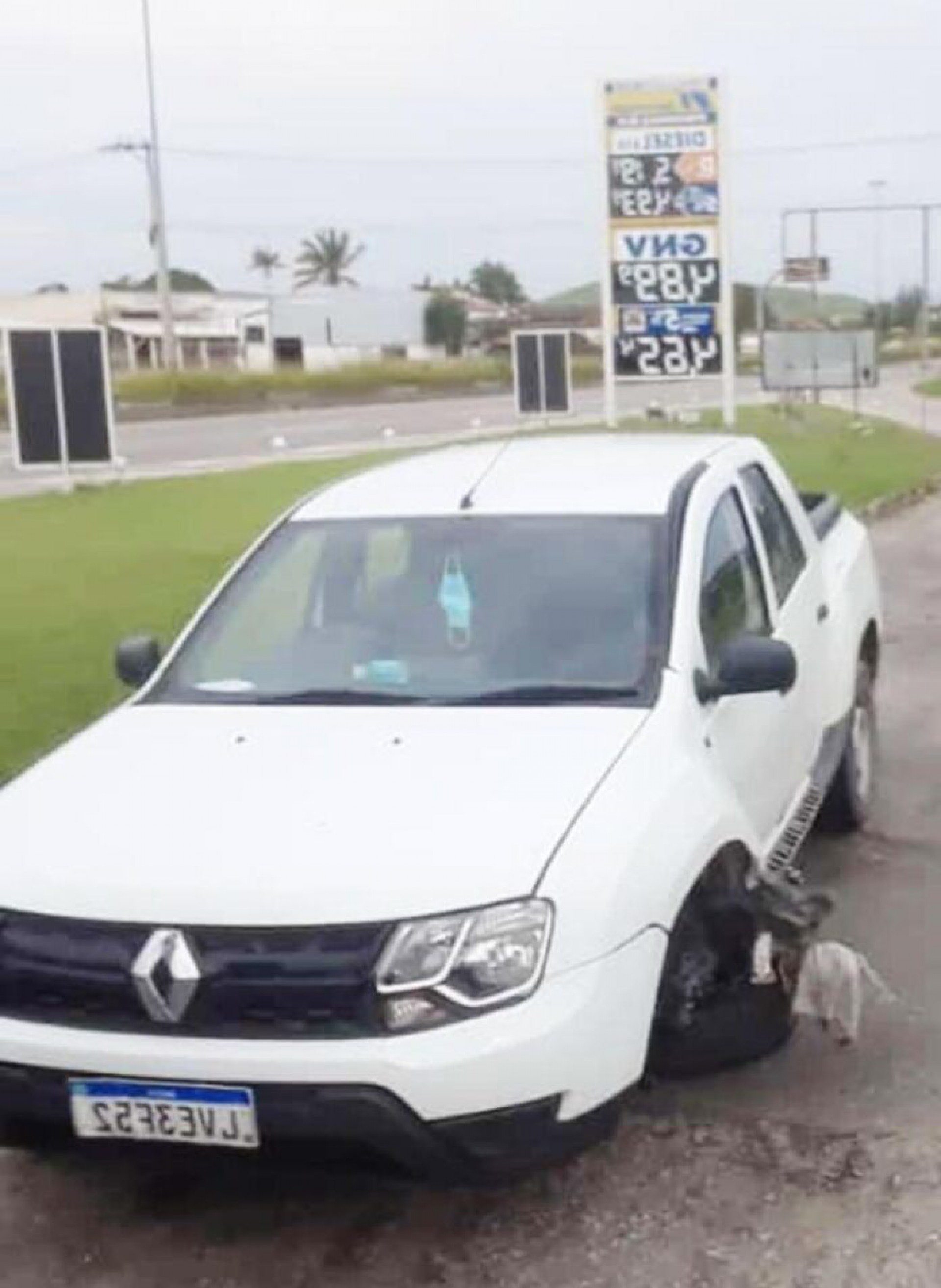 A roda dianteira do carro oficial ficou detonada após cair no buraco, mas prefeito protesta: 