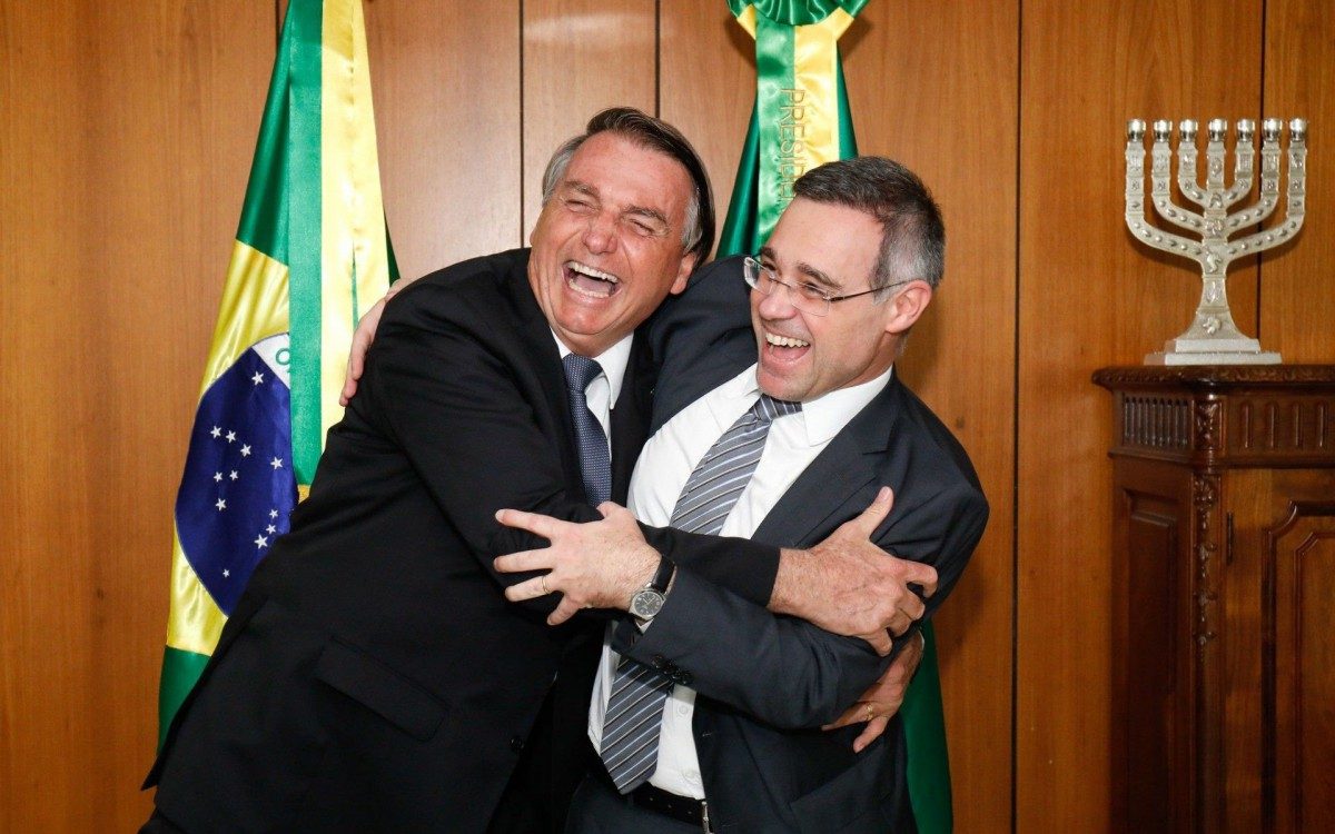 Bolsonaro comemora com André Mendonça nomeação como ministro do STF - Alan Santos