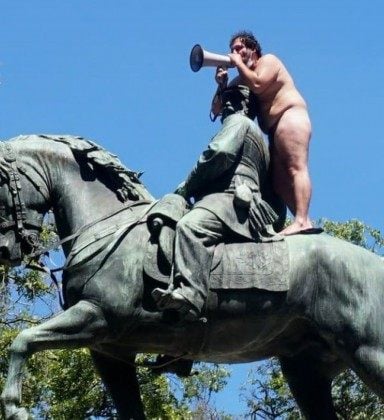 Homem que apareceu nu em estátua no Centro faz acordo na Justiça para não  performar pelado por 5 anos | Rio de Janeiro | O Dia