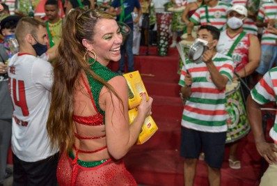 Paolla Oliveira distribui panetones aos ritmistas em ensaio da Grande Rio