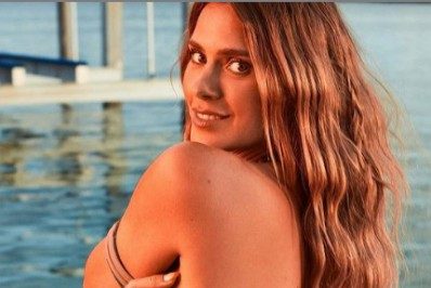 Carolina Dieckmann dá empinadinha no bumbum ao posar para foto