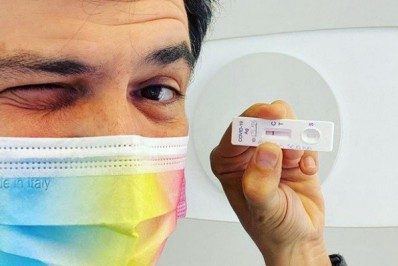 Mateus Solano impressiona internautas ao revelar quantos testes de Covid-19 já fez durante gravações