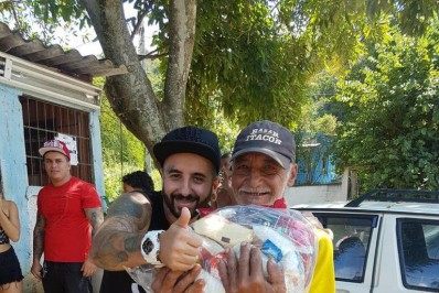 Tatuagem em troca de alimentos beneficia moradores do Salgueiro