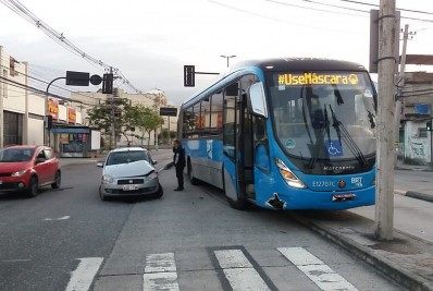 Dois carros batem em BRTs após cometerem infrações de trânsito