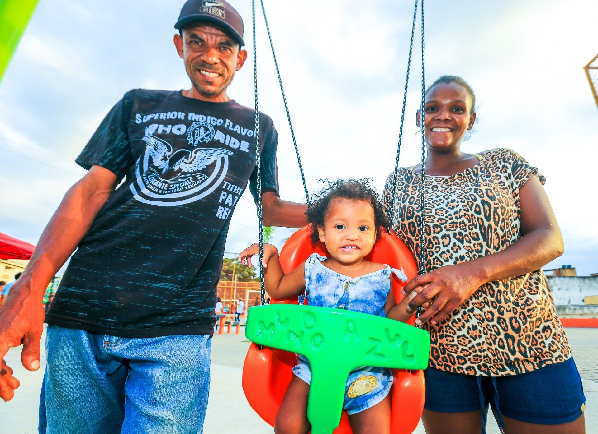 Sabrina Gon&ccedil;alves e o marido aproveitaram e levaram a filha Nat&aacute;lia para brincar na pra&ccedil;a - Rafael Barreto / PMBR