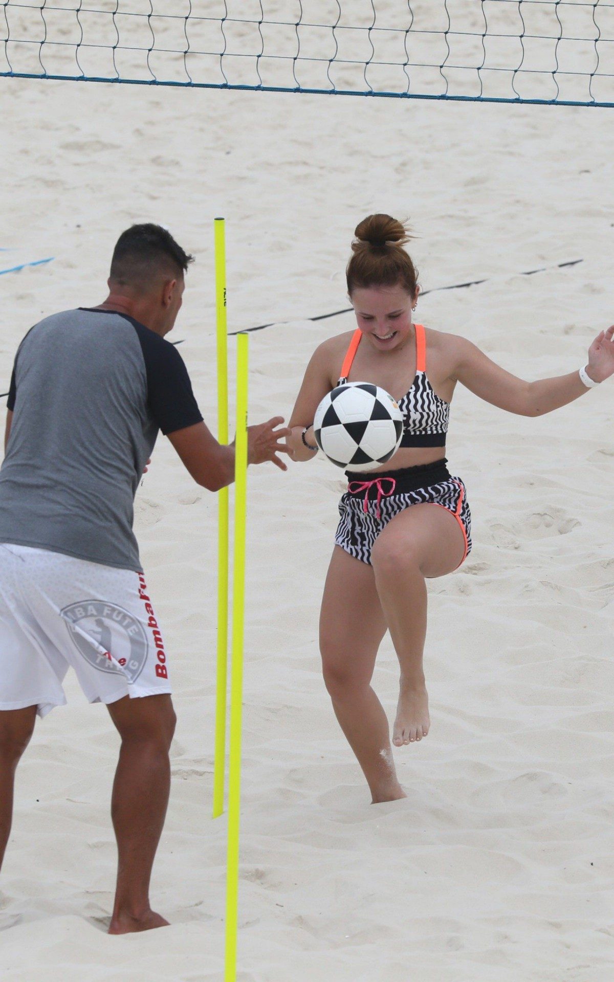 Larissa Manoela enfrenta o calor para se exercitar na praia da Barra da Tijuca